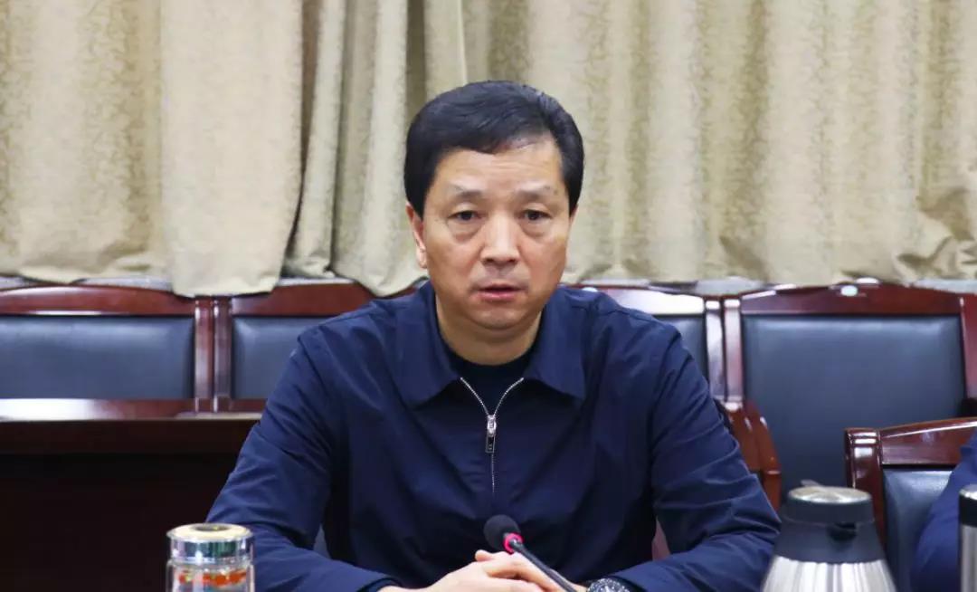 奎屯市委书记贾伊生主持会议.